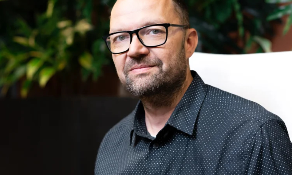 Esihenkilö veti vanhan nimikylttini pöytälaatikosta